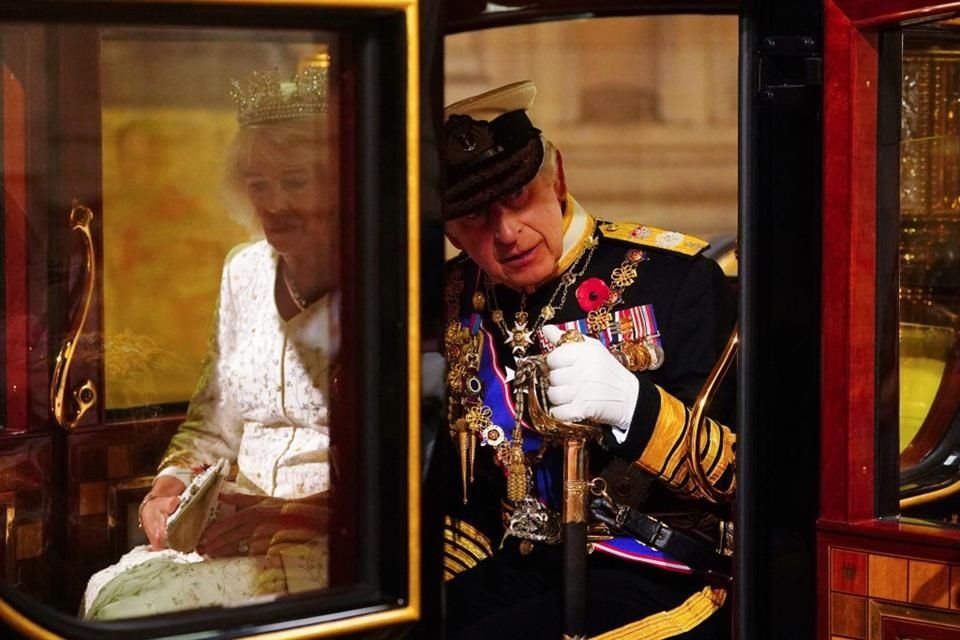 La reina Camila Parker y el Carlos III dirigiéndose al parlamento británico.