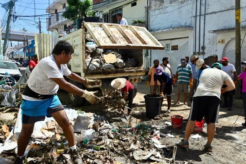 Habitantes en labores de limpieza en el municipio de Acapulco.