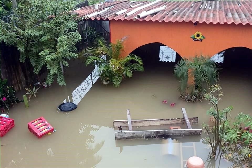 'Así amanece mi casa y no tiene para cuándo baje y la desesperación está llegando junto con los nervios', señaló Antonia, vecina de Tacotalpa.