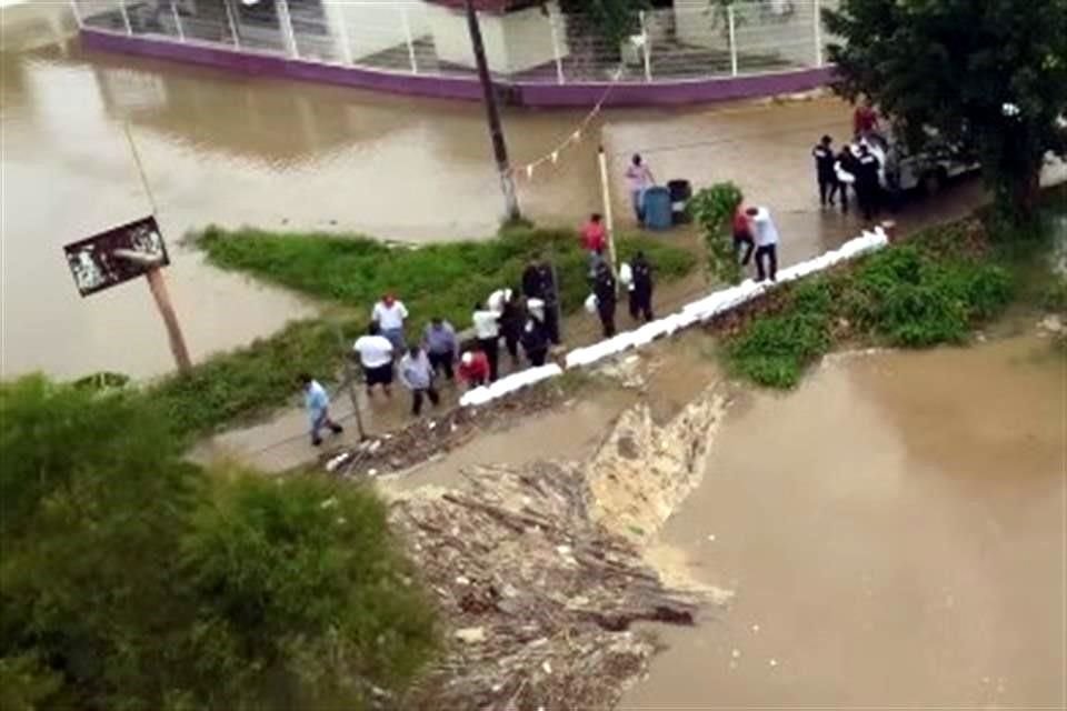 Una medida adoptada por las autoridades locales y Conagua es colocar costales con tierra alrededor de ríos, pero el agua sigue llegando a comunidades.