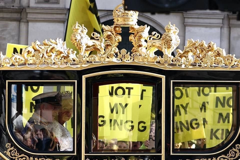 El Rey Carlos III se vio rodeado de varios manifestantes que portaban carteles que decían 'No es mi rey', del grupo antimonárquico Republic.
