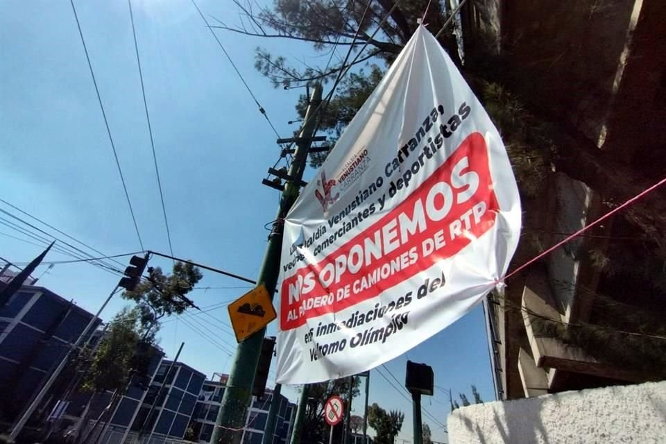 Los vecinos han colocado mantas con mensajes de rechazo a las estaciones provisionales en varios puntos de la colonia.