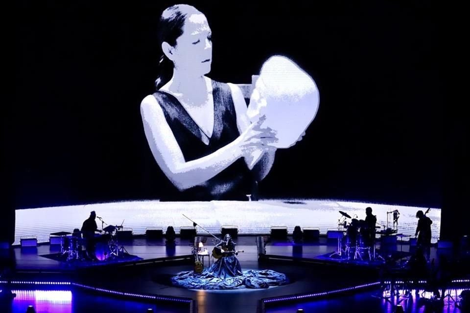 El escenario del concierto fue iluminado de manera tenue, muy íntima, lo que destacó la música de Lafourcade.