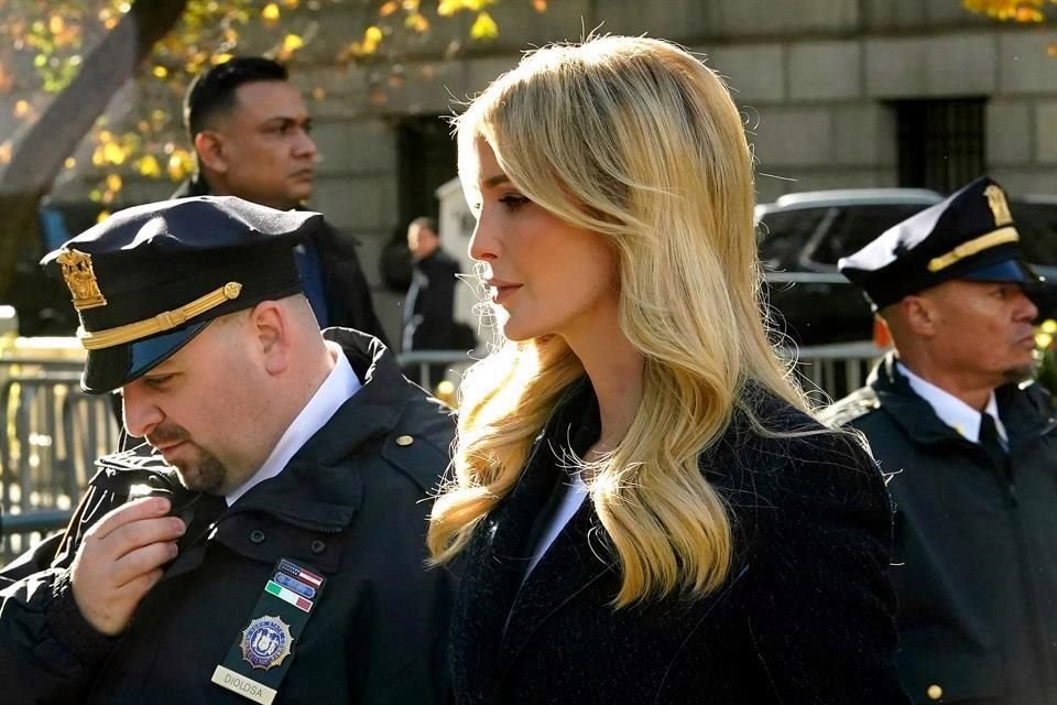 Ivanka Trump, hija del ex Presidente estadounidense Donald Trump, llega a testificar en el juicio por fraude civil de la Organización Trump, en la Corte Suprema del Estado de Nueva York.