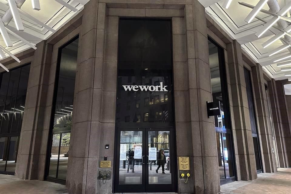 WeWork se acogió al Capítulo 11 de protección por bancarrota, lo que marca una caída sorprendente para la empresa de oficinas compartidas que alguna vez fue vista como una de las favoritas de Wall Street y que prometía cambiar la forma en que la gente iba a trabajar en todo el mundo.