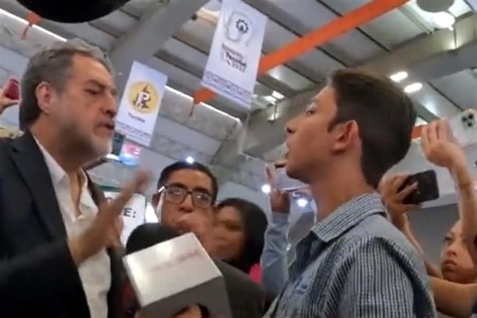 En un evento en Puebla, el subsecretario de Educación Superior, Luciano Concheiro, enfureció cuando un alumno le pidió no politizar el acto.