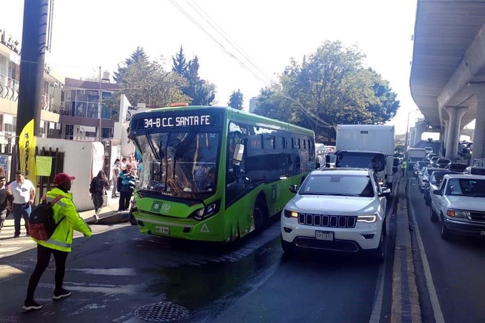 El accidente ocurrió cuando el transporte público circulaba por Avenida Luis Cabrera, en dirección hacia el poniente.