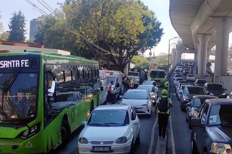 Durante las maniobras de emergencia, el tránsito se vio afectado en ese tramo de la vialidad, pues agentes del Sector San Jerónimo redujeron la circulación a un carril.