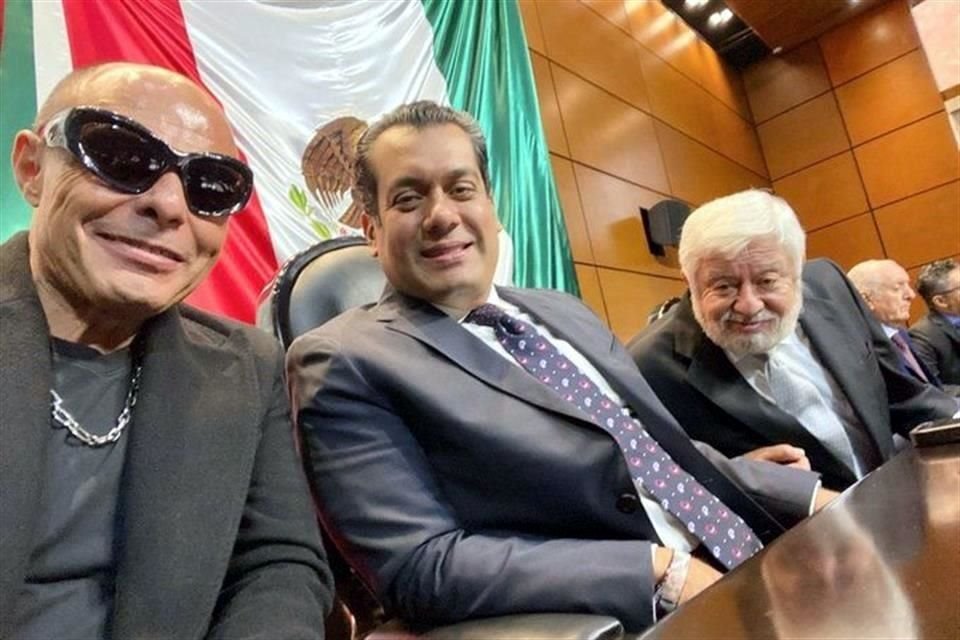 El diputado Gutiérrez (centro) con Claudio Yarto y Jaime Maussan durante la audiencia realizada ayer.