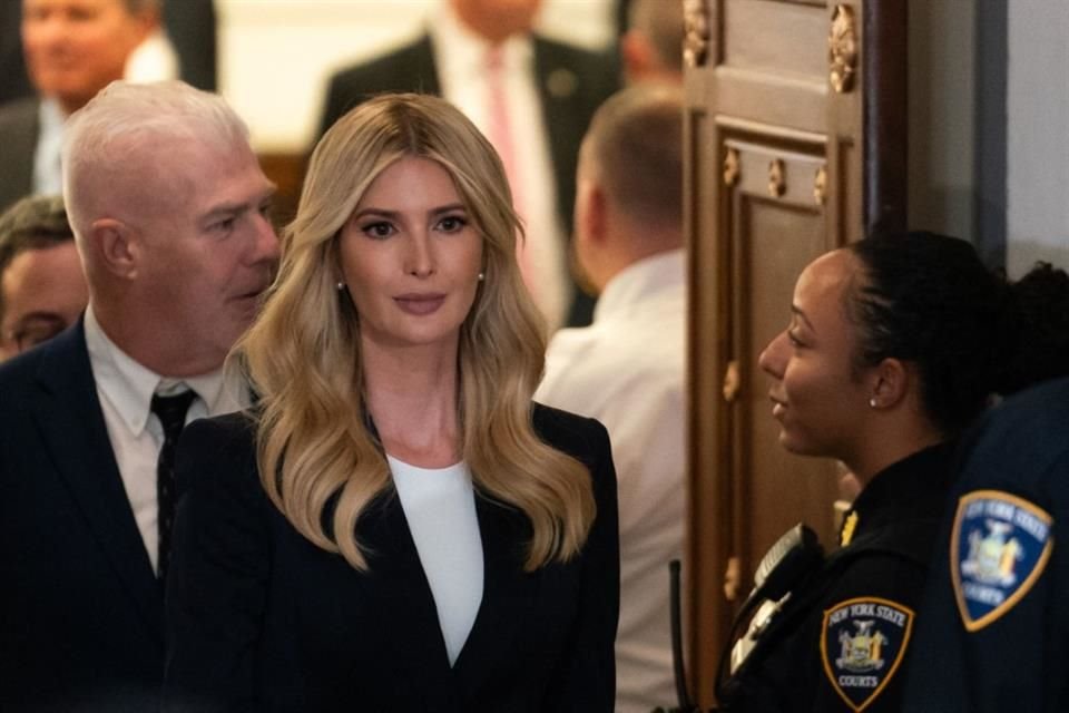 Ivanka, hija del ex Presidente Donald Trump, sale durante un receso de un tribunal en Nueva York, tras testificar en un juicio civil por fraude contra su padre.