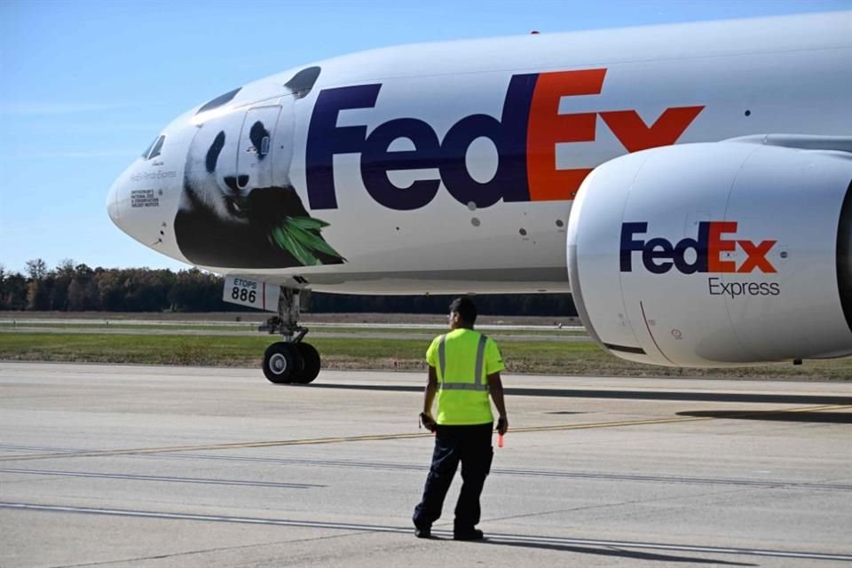 El avión conocido como el Panda Express se prepara para despegar rumbo a China.