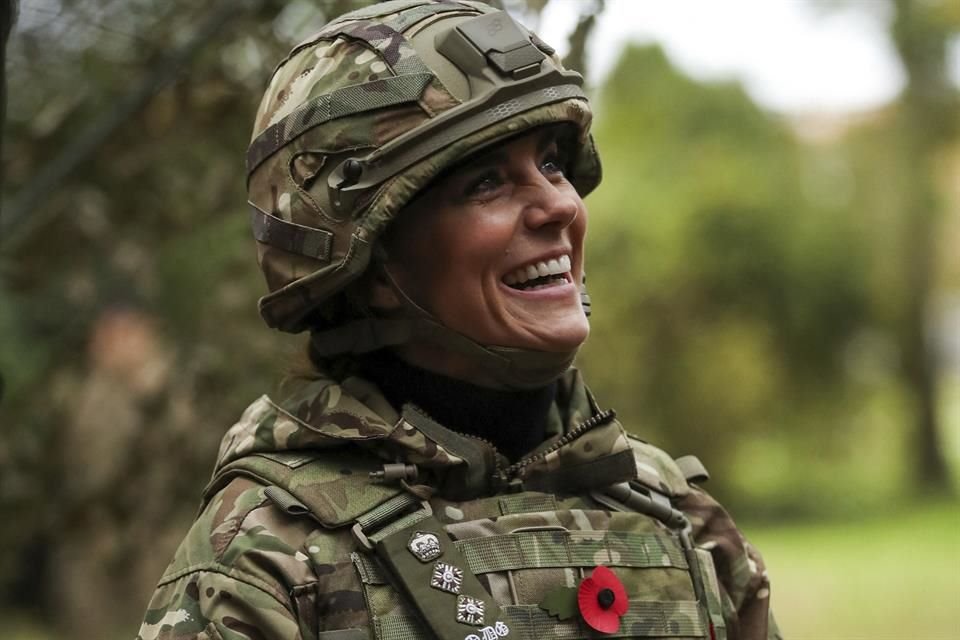 Catalina Middleton debutó como coronel de la Primera Guardia de Dragones de la Reina; lució traje de militar y manejó tanque y dron.
