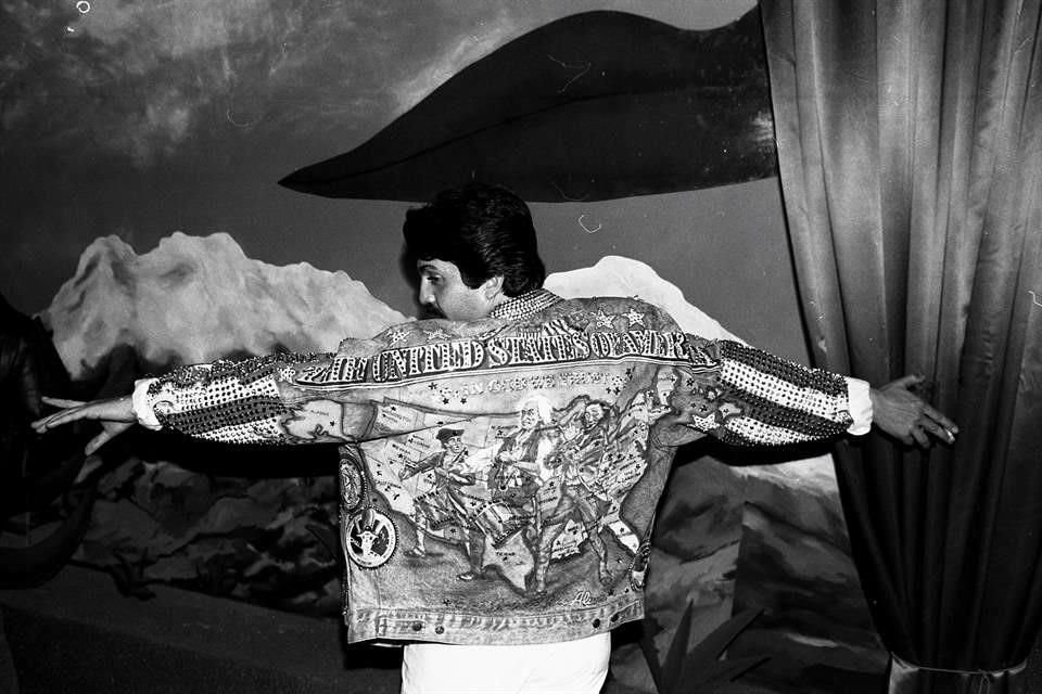 Foto tomada a finales de los 80 en la apertura del bar Metal, que se ubicaba sobre la calle de Varsovia, en la Zona Rosa.  