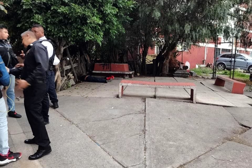 Vecinos dijeron desconocer si el hombre de la tercera edad sufrió algún golpe o caída que provocó su muerte.