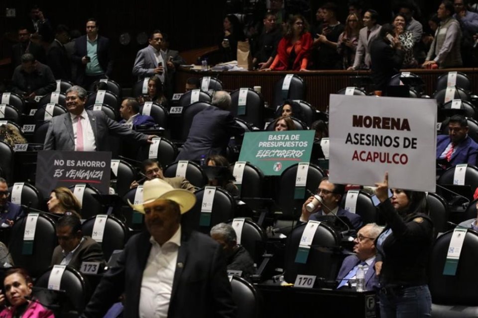 Diputados de Morena rechazaron discutir una propuesta para tomar 50 mil mdp del Fobaproa para crear el fondo de reconstrucción de Acapulco.