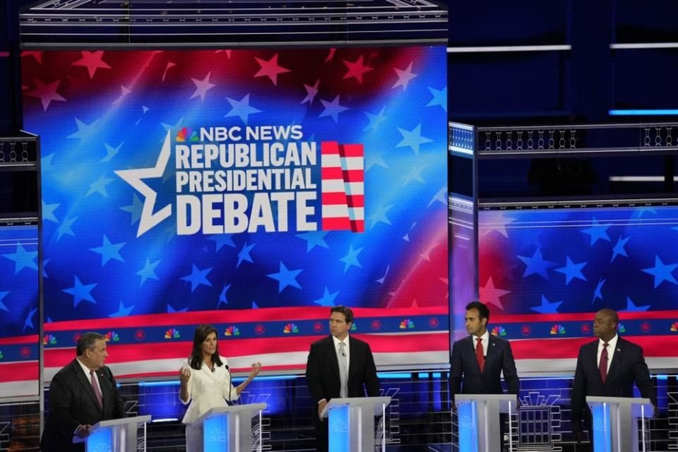 Candidatos republicanos durante el tercer debate por la nominación a la presidencia de su partido, en Miami.