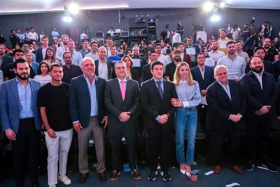 Carlos Bremer (segundo de der. a izq.)acudió como invitado del primer aniversario de Peak NL. También acudió el Gobernador Samuel García; Iván Rivas, titular de Economía, entre otros.