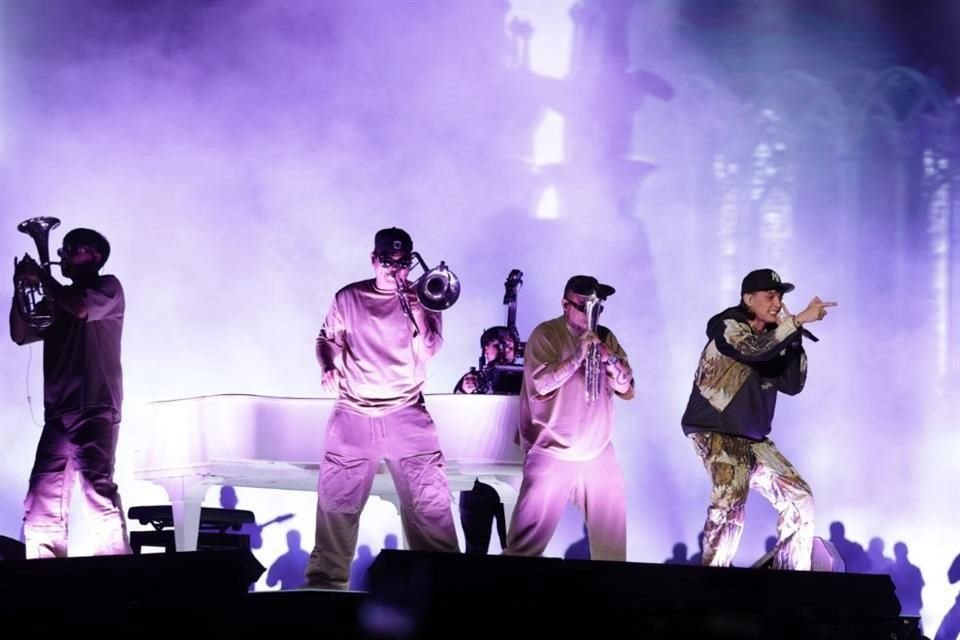 Peso Pluma emocionó a miles de fans que abarrotan su concierto en el estadio de los Sultanes.