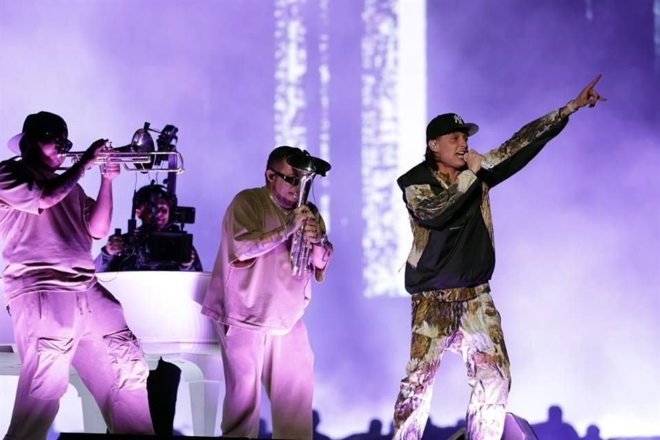 Peso Pluma emocionó a miles de fans que abarrotan su concierto en el estadio de los Sultanes.