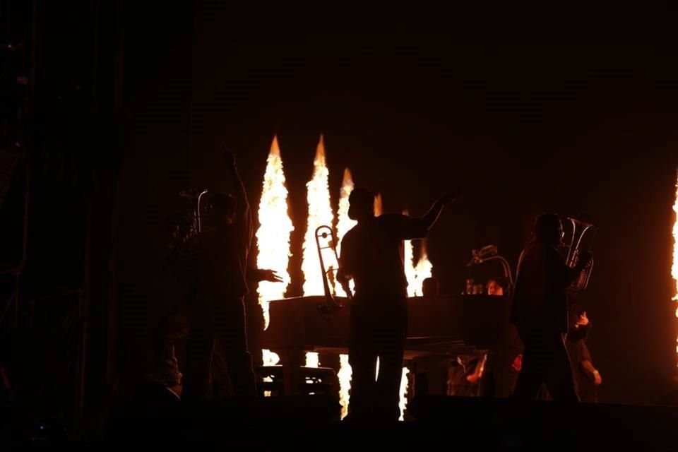 Peso Pluma emocionó a miles de fans que abarrotan su concierto en el estadio de los Sultanes.