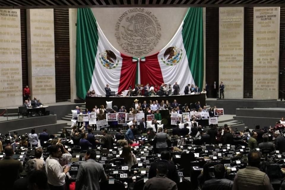 Con 266 votos a favor de Morena y aliados, 204 en contra de la Oposición y una abstención de la morenista Inés Parra, la mañana de este jueves fue avalado por el Pleno de San Lázaro el Presupuesto.