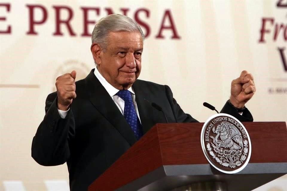 El Presidente en conferencia.