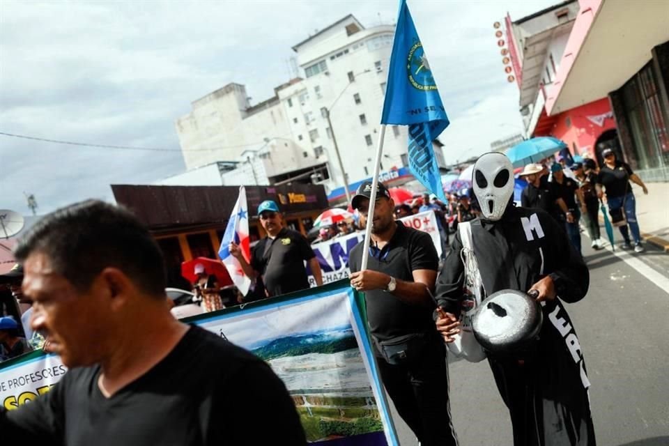 Los maestros marchan para protestar por la muerte de dos maestros durante una manifestación contra el contrato del gobierno con la empresa minera canadiense First Quantum y su filial Minera Panamá.