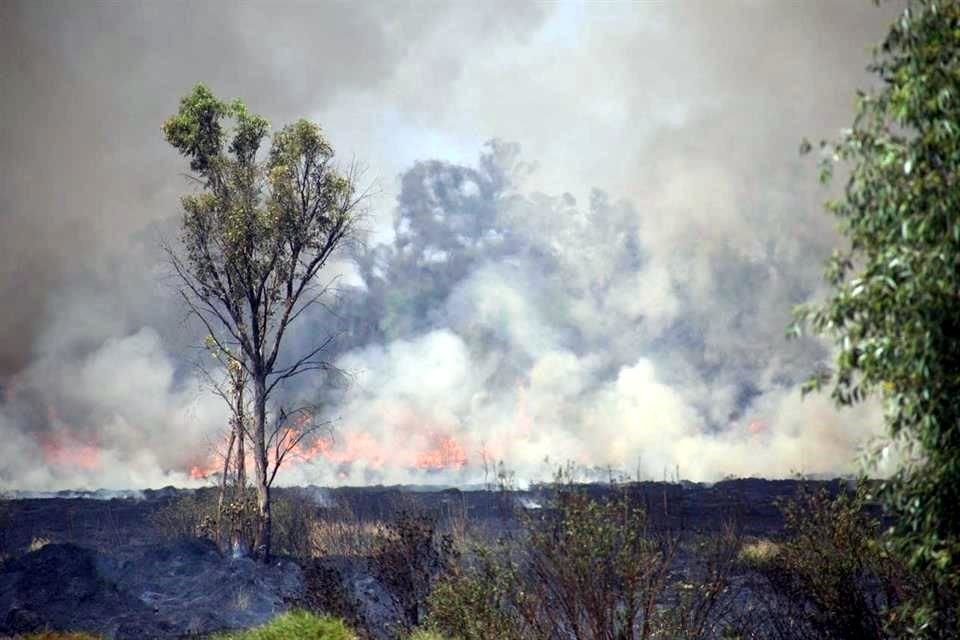 Personas de la tercera edad que acudieron a la aplicación de la vacuna contra Covid-19, a la Unidad Habitacional Militar El Vergel, se alarmaron por la columna de humo cercana. 