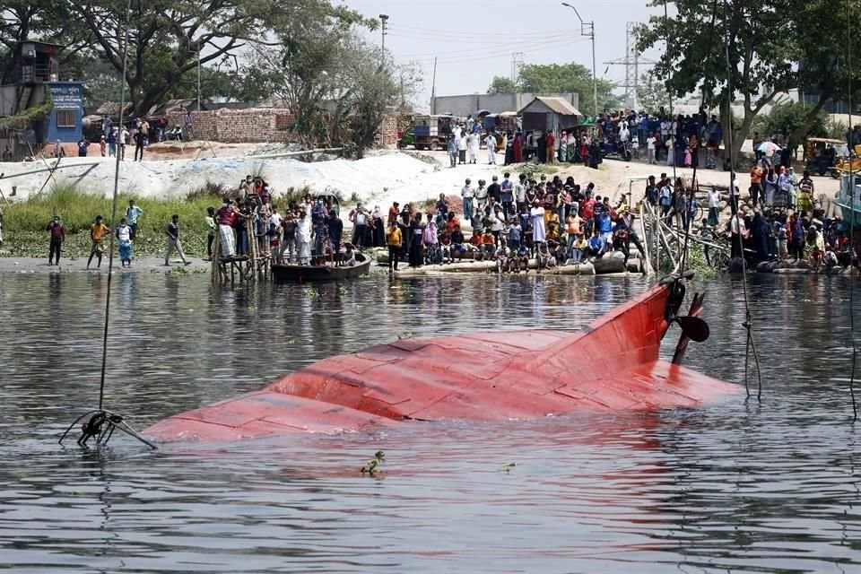 Al menos 26 personas murieron en el naufragio de un ferry ocurrido en en el río Shitalakhsya, en Bangladesh, informaron las autoridades.