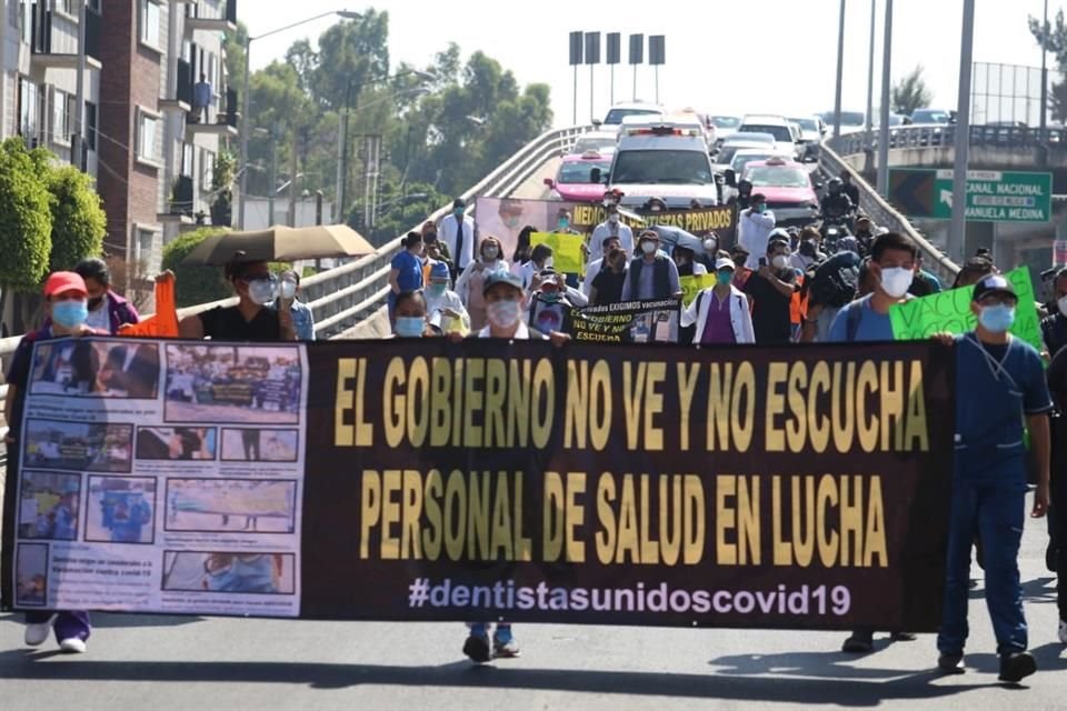 Personal sanitario del sector privado bloquea el Eje 3 ante la ausencia de la Secretario de Salud de la Ciudad de México, Oliva López en una reunión pactada