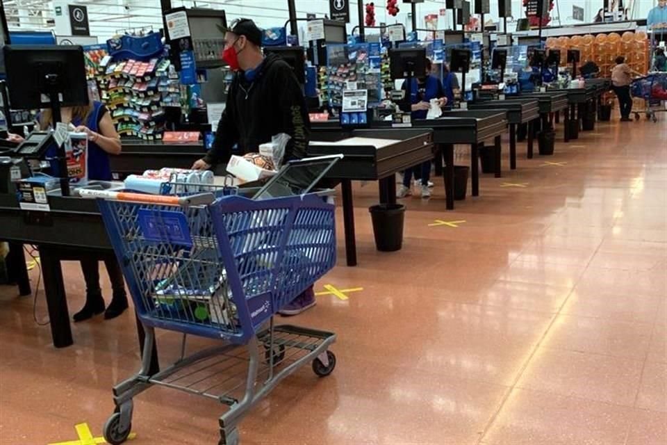 Walmart de México contaba con más de 22 mil 800 adultos mayores que operaban como empacadores.