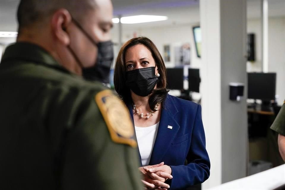 Kamala Harris recorre la estación de la Patrulla Fronteriza en El Paso, Texas.