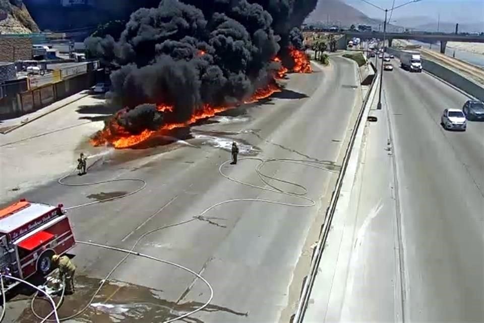 Una pipa con 32 mil litros de gasolina se volcó y causó una explosión frente a centro comercial en Los Álamos, Tijuana, informó Policía.