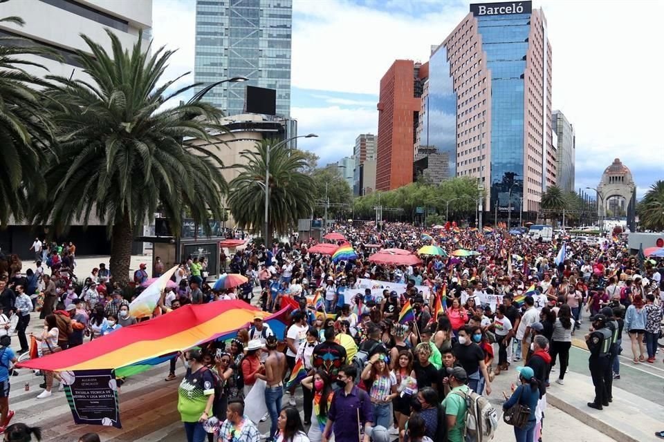 El Gobierno de CDMX informó que son aproximadamente 5 mil personas quienes asisten a la marcha del Orgullo LGBT+
