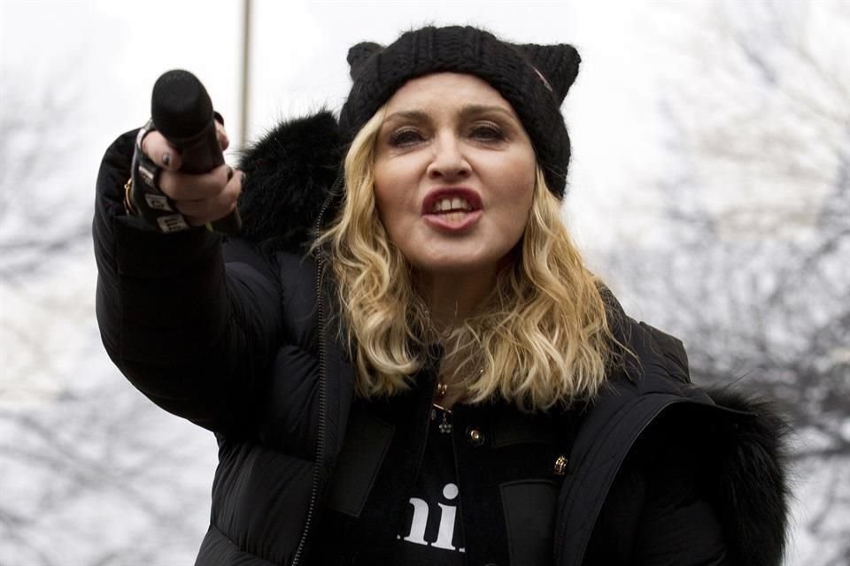 La cantante Madonna apareció en un centro nocturno de Nueva York para celebrar el Día del Orgullo LGBT.