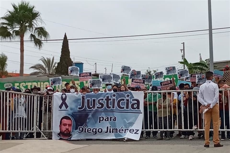 Familiares y simpatizantes de Diego Jiménez, líder pesquero asesinado el pasado 3 de noviembre, se manifestaron frente a la clínica IMSS-Bienestar de la comunidad Vicente Guerrero