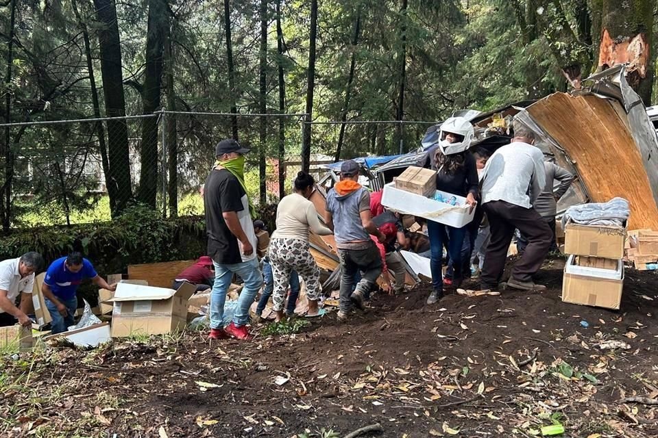 Habitantes de la zona aprovecharon la volcadura para llevarse algunos víveres.