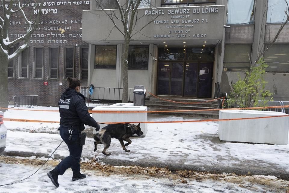 Agentes de policía buscan pistas en la escuela Yeshiva Gedolah tras reportes de disparos contra dos escuelas judías, el 9 de noviembre de 2023 en Montreal.