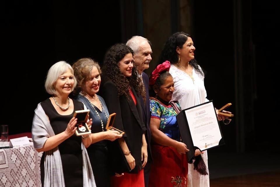 La traductora Selma Ancira, la actriz María Rojo, la Secretaria de Gobernación Luisa María Alcalde, el historiador Antonio Rubial, la maestra cocinera Abigail Mendoza y la Secretaria de Cultura Alejandra Frausto, durante la ceremonia de entrega.