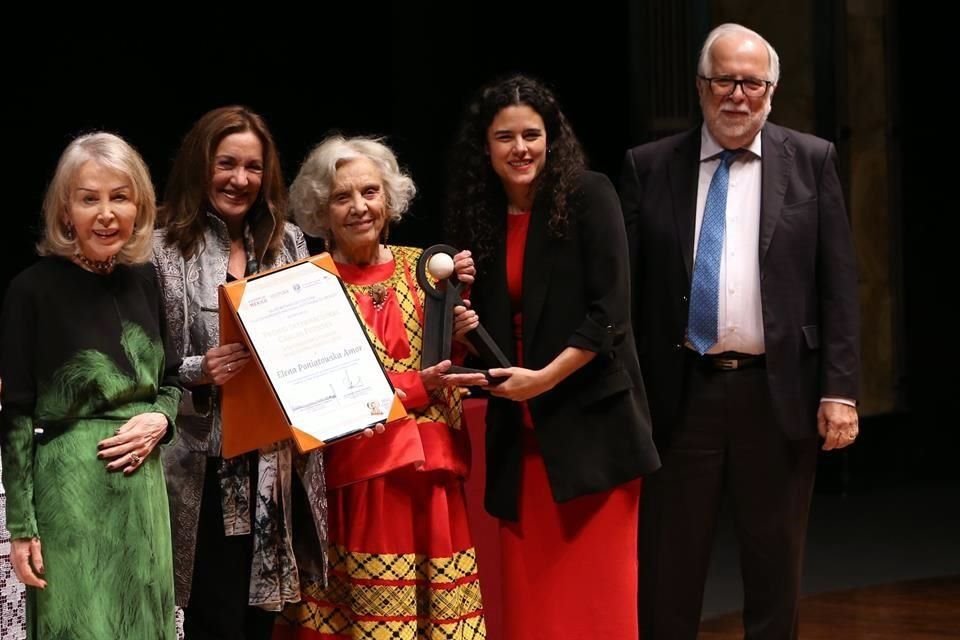 Poniatowska vestía de carmesí, el color de su huipil juchiteco de la suerte, el mismo que portaba en 2014, al recibir en España el Premio Cervantes.