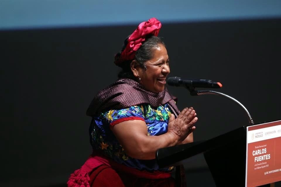 ABIGAIL MENDOZA (1960). Maestra cocinera tradicional de Oaxaca, es una de las principales exponentes y promotoras de la gastronomía de su Estado. Fue reconocida en Artes y Tradiciones Populares.