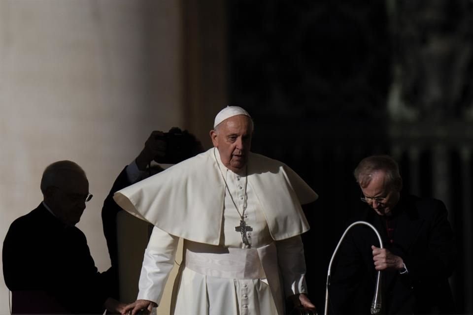 El Papa Francisco llega a la Plaza de San Pedro del Vaticano para su audiencia semanal, el 8 de noviembre de 2023.