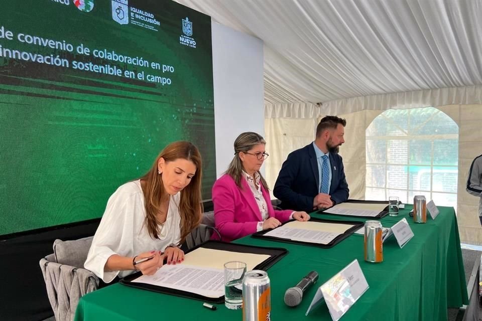 Claudia de la Vega (izq. a der.), de Heineken; Martha Herrera, de Igualdad e Inclusión de NL, y Jelle Van Loon, del CIMMYT.