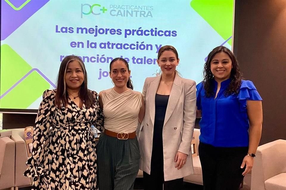 Mireya Quiroz (izq. a der.), de Caterpillar; Anna Arrambide, de Deacero; Georgina Tamez, de Femsa, y Cecilia Saldívar, Human Capital Business Partner de Neoris.