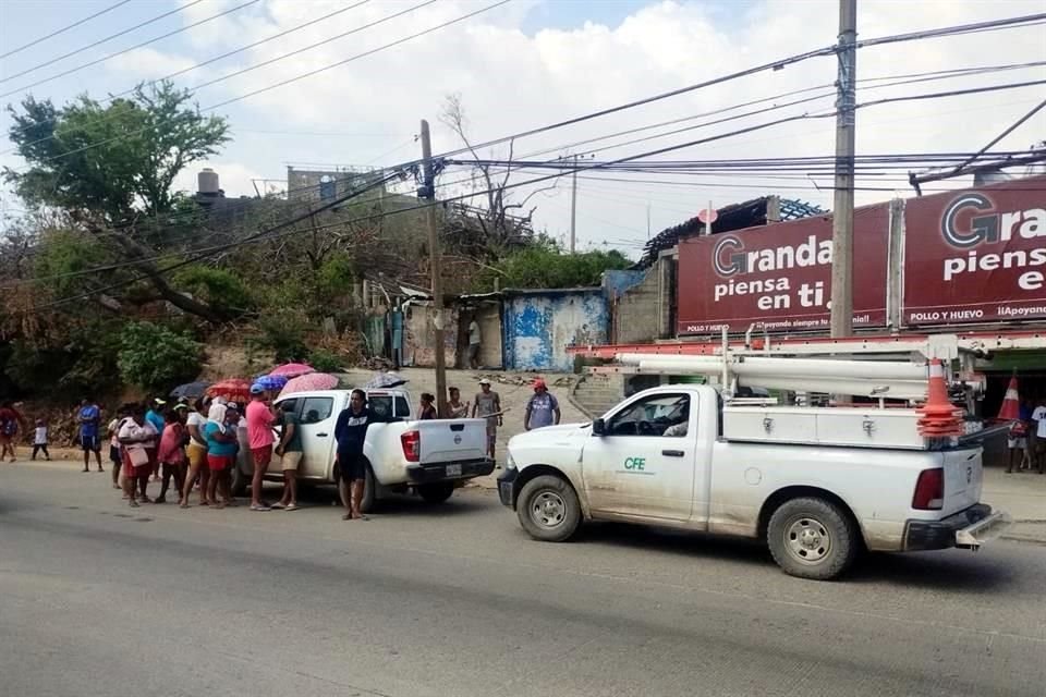 Los habitantes dicen que ya realizaron las labores que CFE les pidió para restablecerles servicio.
