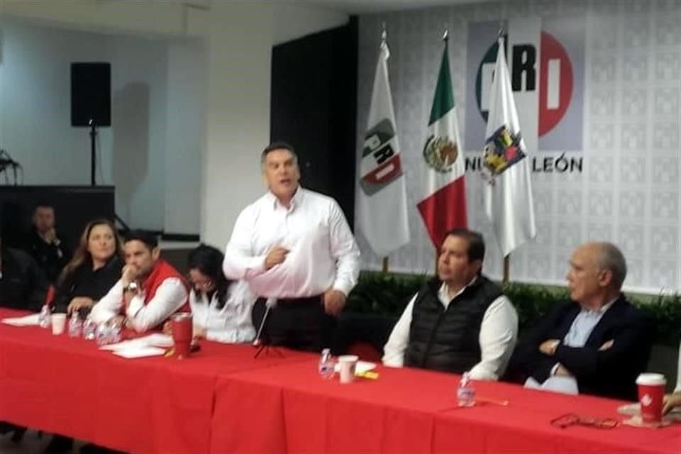 Alito estuvo acompañado de José Luis Garza Ochoa, dirigente estatal del PRI, y Fernando Canales, ex Gobernador de NL.