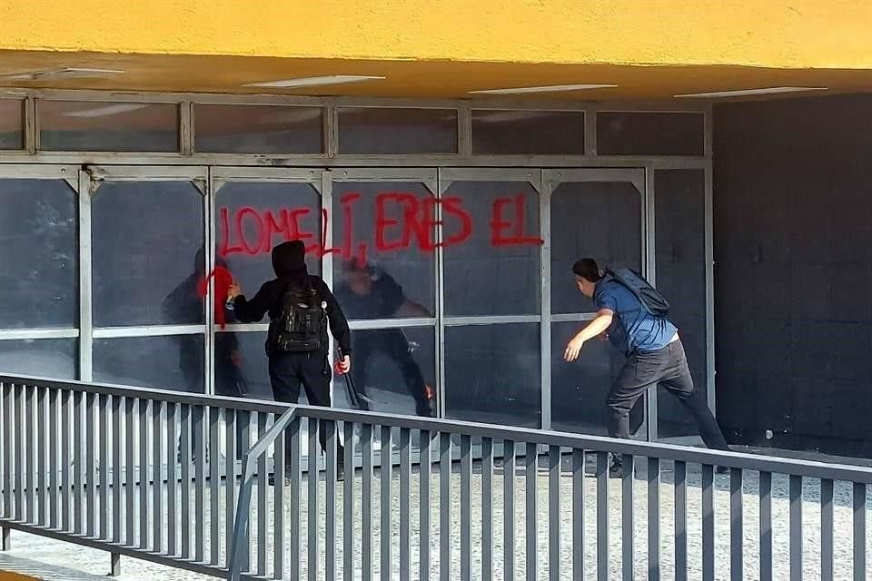 'Lomelí eres el porro que buscamos', se lee en la puerta principal pintado con aerosol de color rojo.