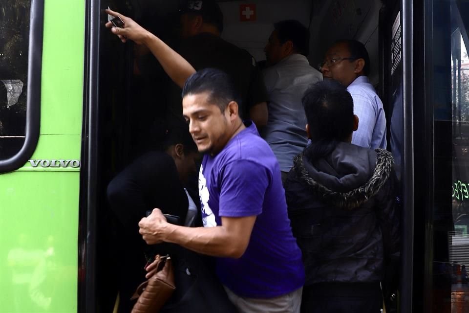 Cuarenta y cinco minutos tardan usuarios caminando este tramo.