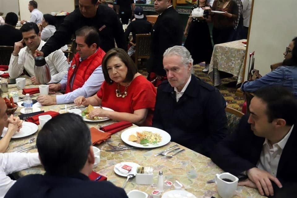 Entre los presentes al desayuno con Xóchitl Gálvez estuvieron los priista Francisco Cienfuegos y José Luis Garza Ochoa, así como el panista Hernán Salinas.