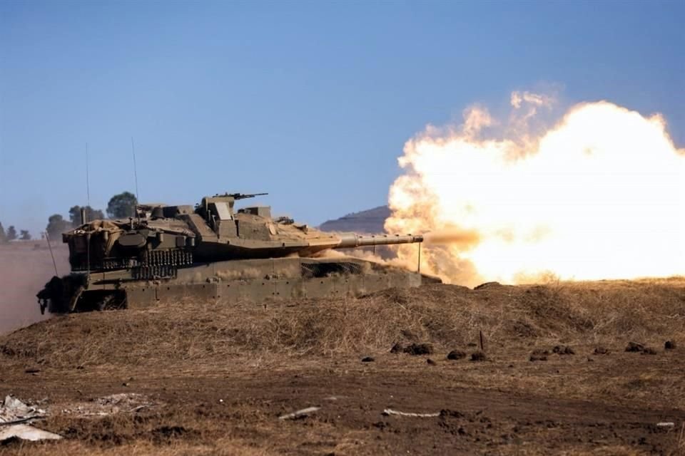 Un tanque israelí dispara una bala durante un simulacro en los Altos del Golán, en medio de crecientes tensiones transfronterizas entre Hezbolá e Israel.